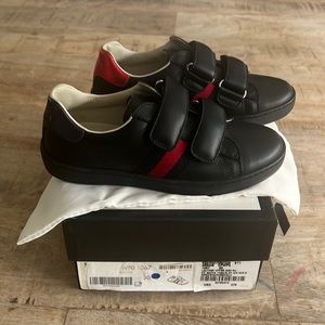 Gucci leather navy slip on Velcro sneakers size 30 kids *never worn too big